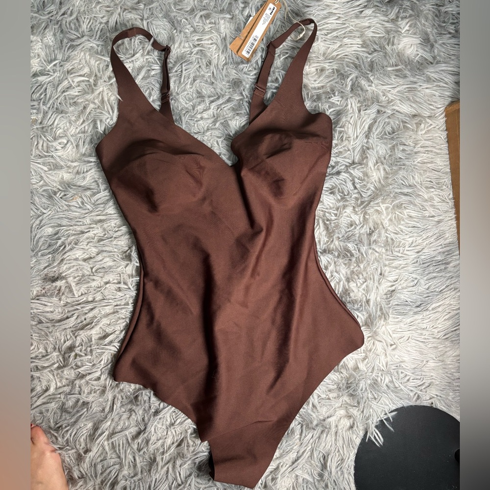 SKIMS  Unlined Plunge Thong Bodysuit NWT - Picture 6 of 10